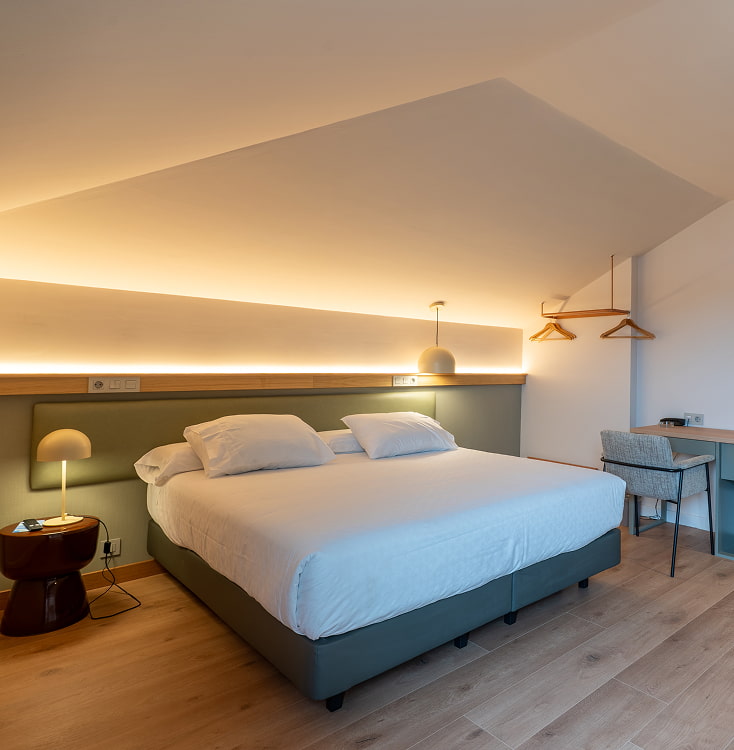 Habitación doble superior moderna con cama king size, escritorio y lámparas de diseño