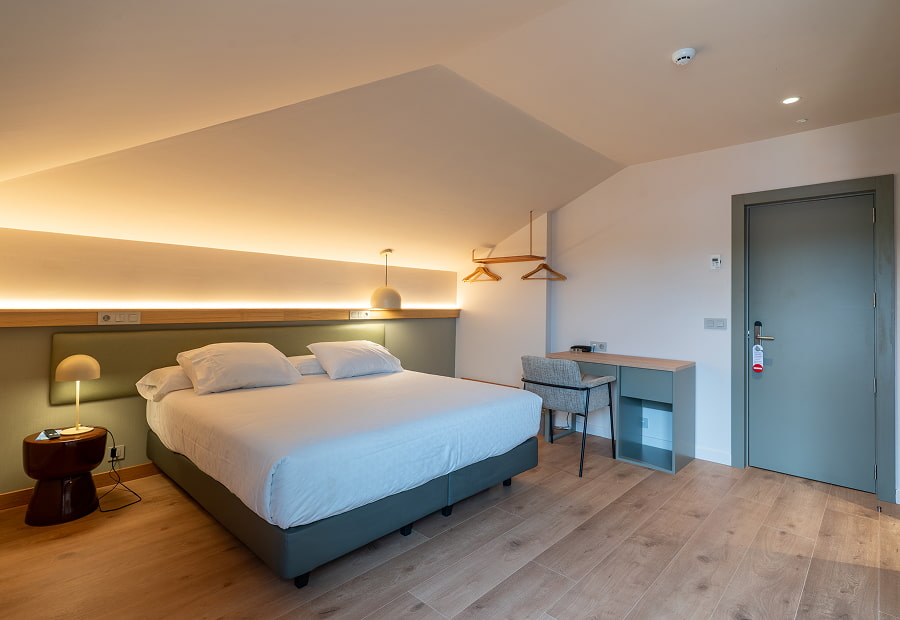 Habitación doble superior moderna con cama king size, escritorio y lámparas de diseño