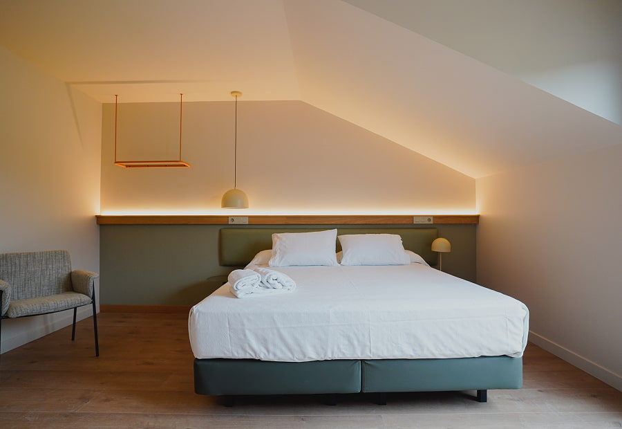 Habitación doble superior con cama King size, silla y lámparas de diseño