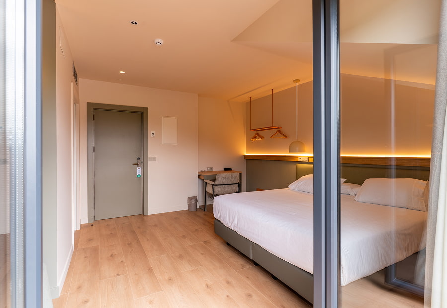 Habitación doble superior moderna con cama king size, escritorio y lámparas de diseño