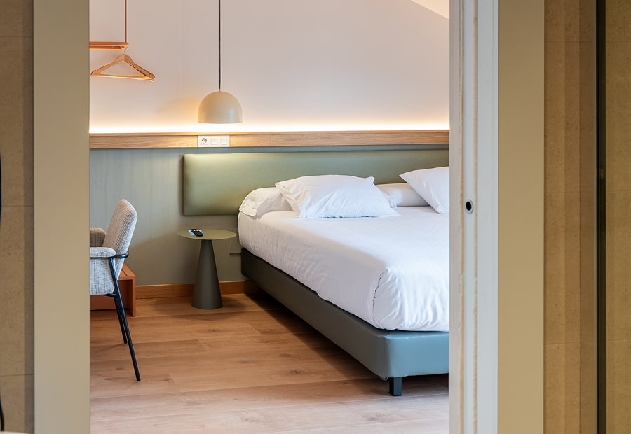 Habitación doble superior con cama King size vista desde la puerta del baño