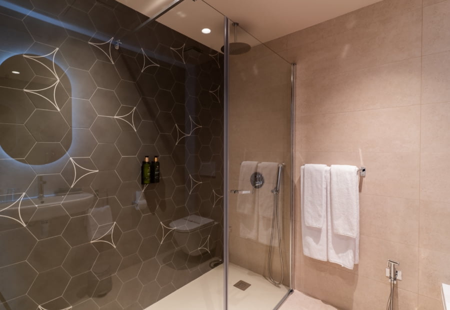 Baño de la habitación doble con ducha y amenities