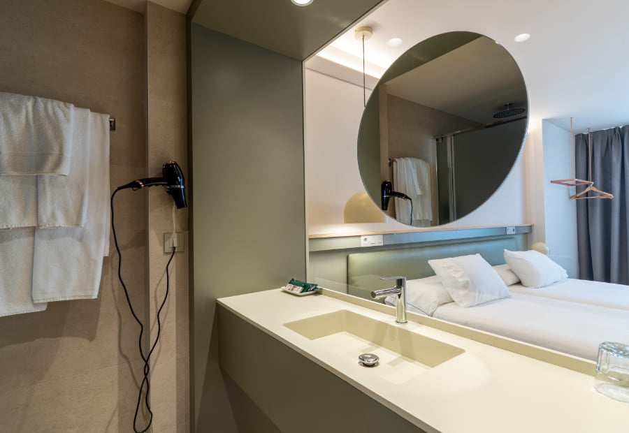 Baño de la habitación doble con lavabo y amenities