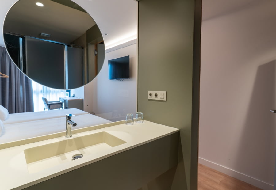 Entrada al baño de la habitación