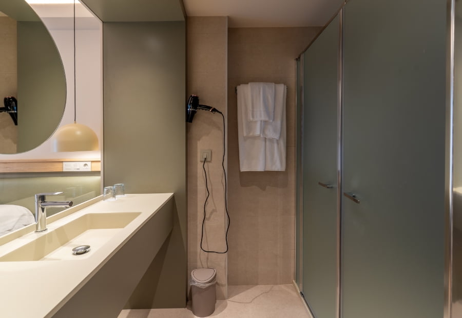 Baño de la habitación doble con ducha, lavabo y amenities
