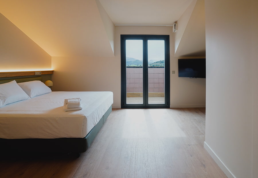 Habitación triple superior con cama King size, balcón y tv