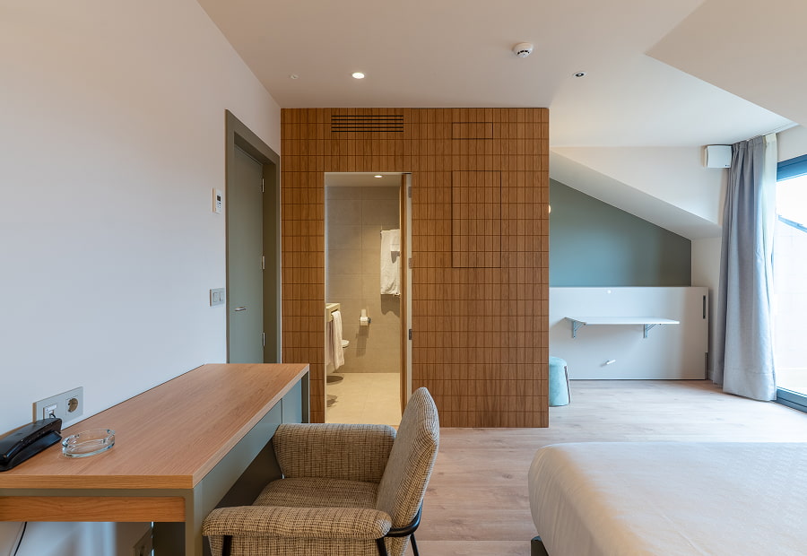 Habitación triple superior con escritorio, cama supletoria y baño completo