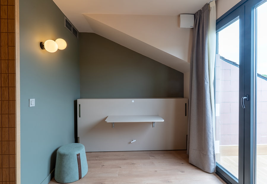 Habitación triple superior con cama supletoria, puff y balcón