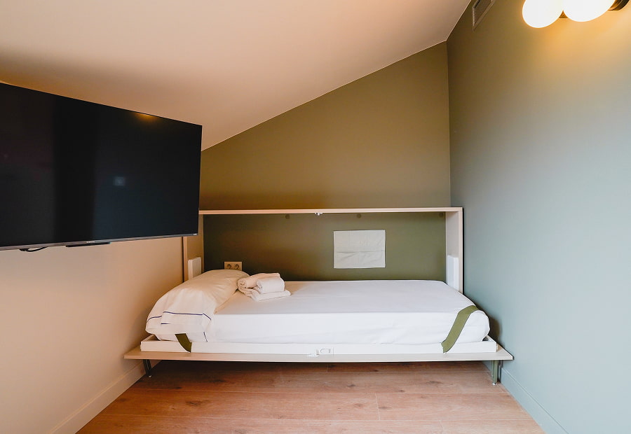 Habitación triple superior con cama supletoria, puff y balcón