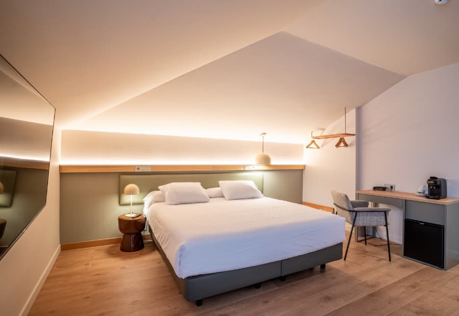 Habitación triple superior cama King size, escritorio y amenities