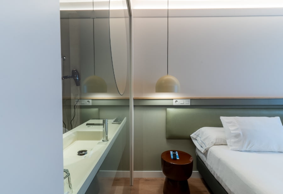 Habitación triple detalle de la cama supletoria y el baño